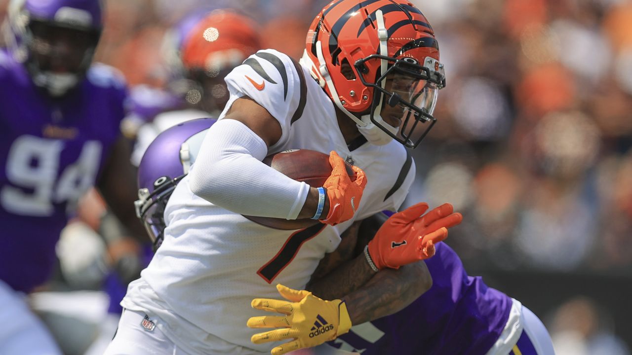 Maryland, USA. 20th Aug, 2021. August 20, 2021: Cincinnati Bengals wide  receiver Ja'Marr Chase (1) warms up before the NFL preseason game between  the Cincinnati Bengals and the Washington Football Team at