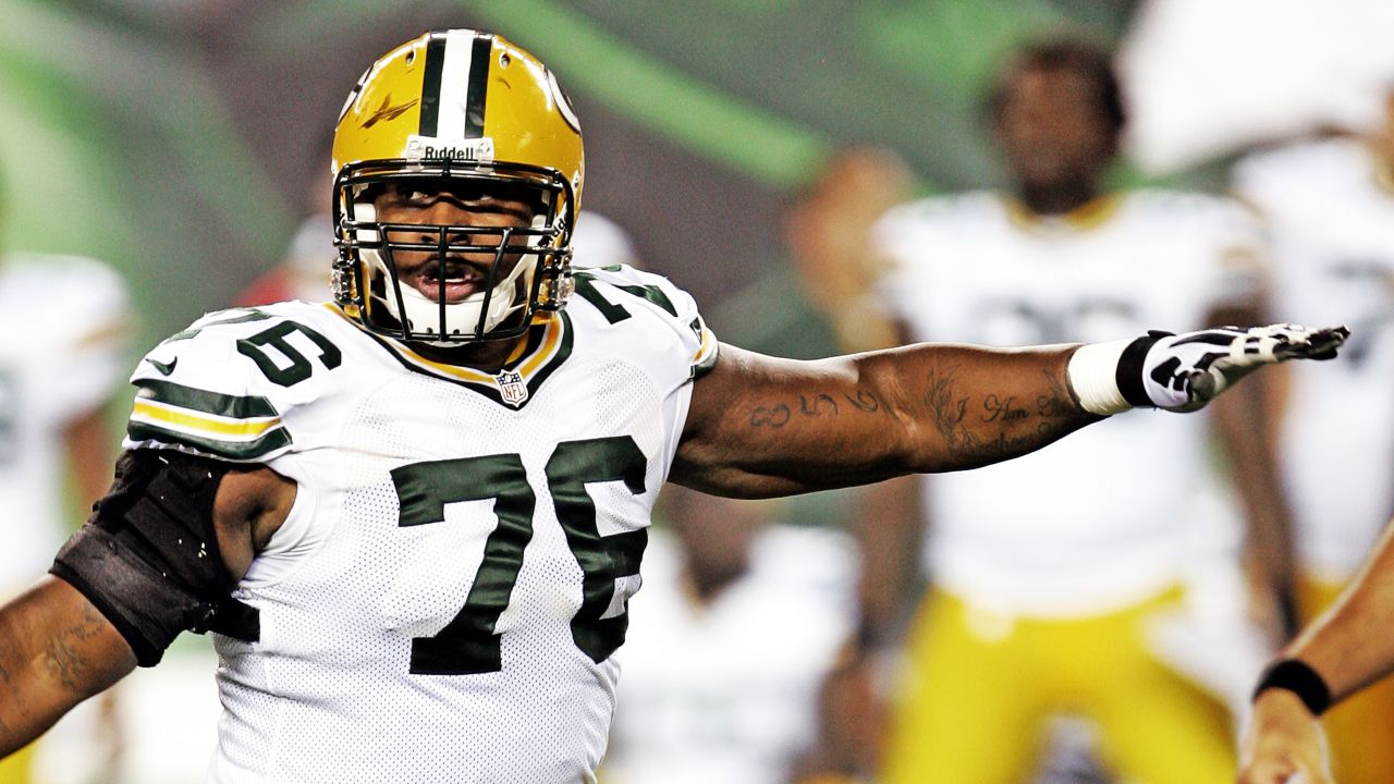 DT Mike Daniels re-signing with Cincinnati Bengals