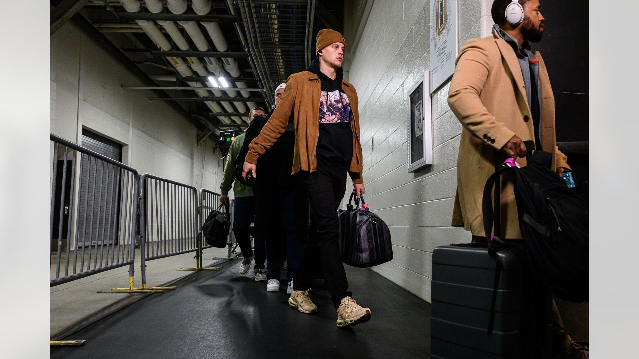 Joe Burrow pregame outfit vs. Dolphins has NFL calling 'Joey Flowers'