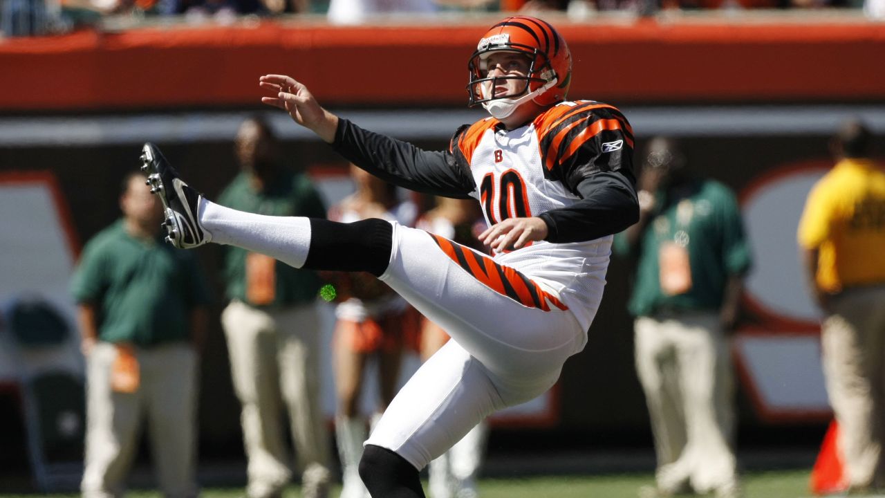Bengals re-sign punter Kevin Huber after strong push from Bears