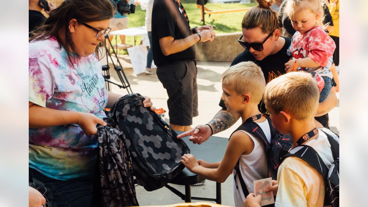 Bengals' Sam Hubbard distributing backpacks to students