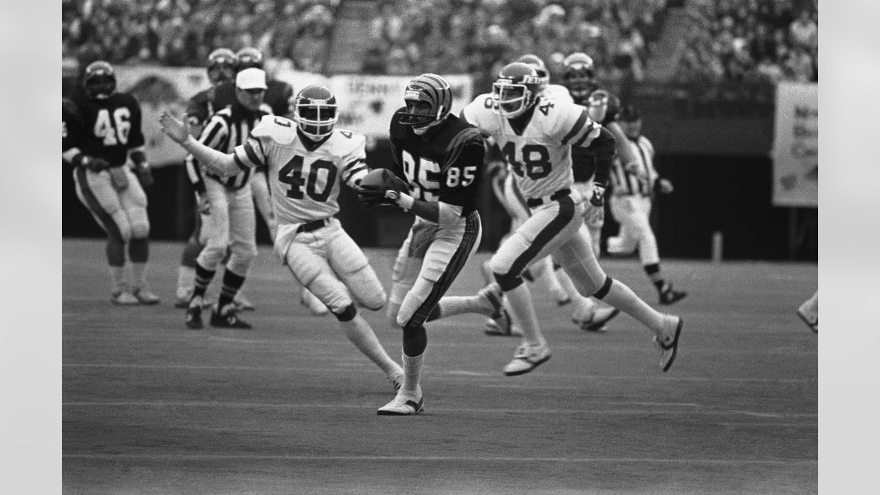 Wide receiver Isaac Curtis of the Cincinnati Bengals catches a