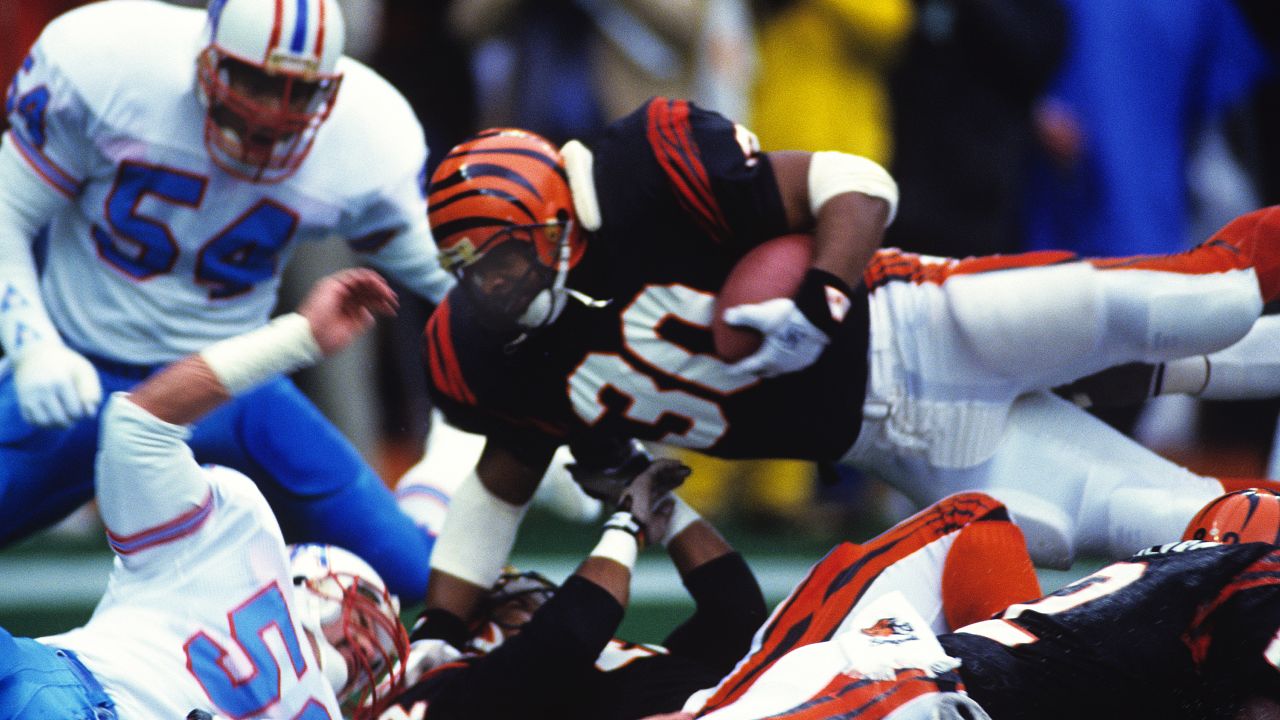 Cincinnati Bengals quarterback Ken Anderson (14) smiles as he congratulates  Cleveland Browns' quarterback Brian Sipe (17)