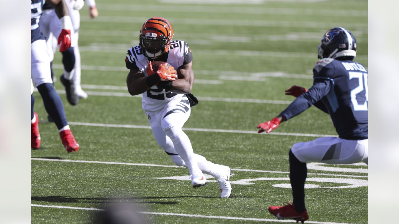 Cincinnati Bengals defeat the Tennessee Titans, 31-20, behind two  touchdowns from Giovani Bernard