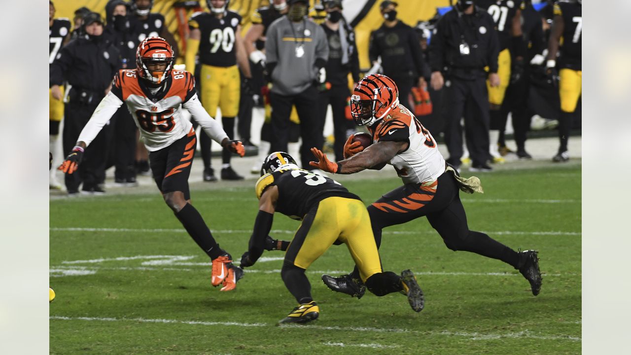Pittsburgh Steelers advance as Cincinnati Bengals self-destruct 
