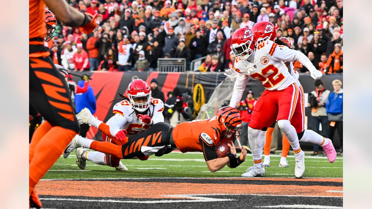 Joe Burrow Arrives in Pink Outfit Ahead of Bengals-Chiefs AFC