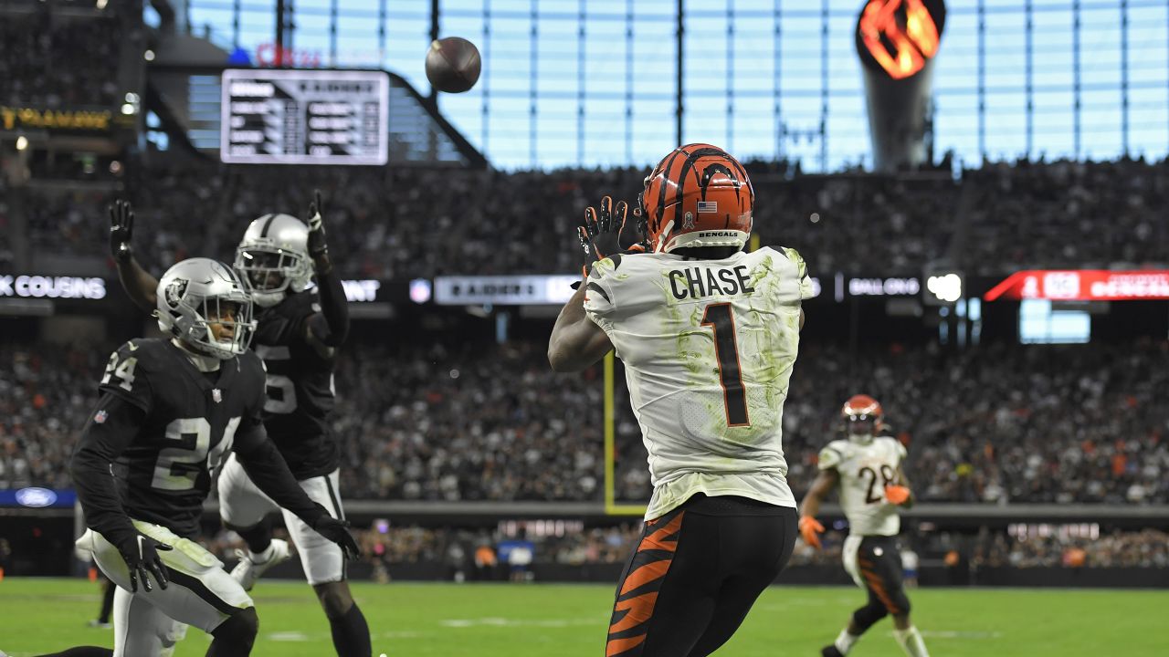 Cincinnati Bengals defeat the Las Vegas Raiders 32-13 behind Joe Mixon's  two touchdowns