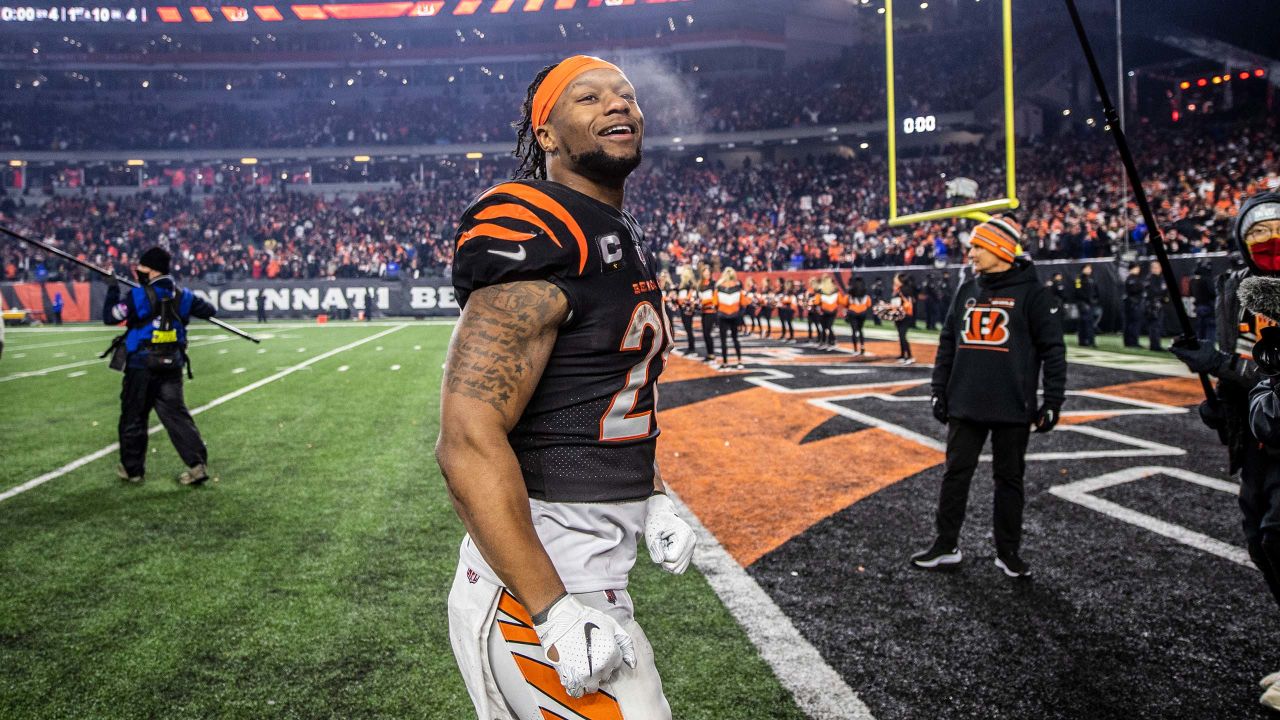 Saturday January 15, 2022: Cincinnati Bengals running back Joe Mixon (28)  warms up before the start of the NFL AFC Wildcard Playoff game between the  Las Vegas Raiders and the Cincinnati Bengals