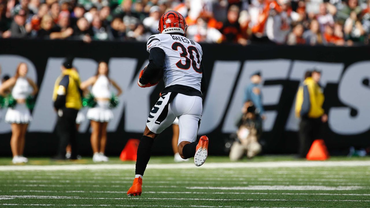 East Rutherford, New Jersey, USA: November 3, 2021, Cincinnati Bengals  defensive end Sam Hubbard (94) during a NFL football game against the New  York Jets at MetLife Stadium in East Rutherford, New