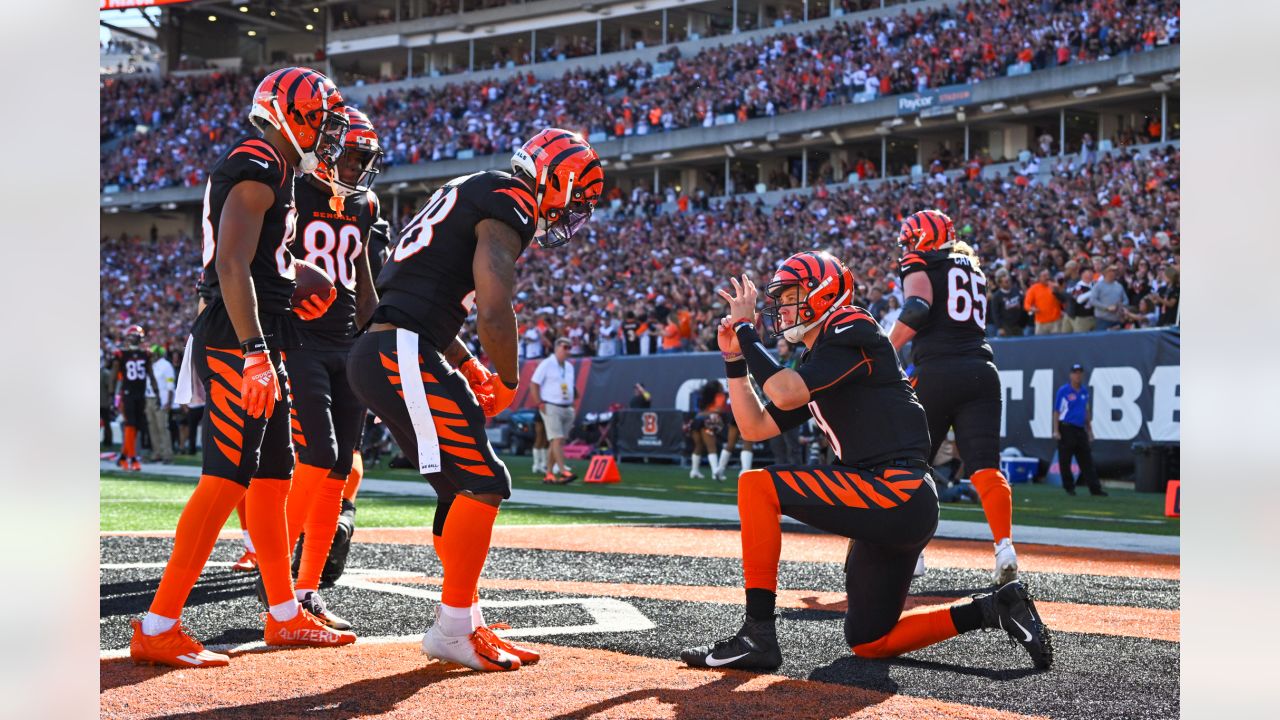 CINCINNATI, OH - SEPTEMBER 11: Cincinnati Bengals linebacker Logan Wilson ( 55) warms up before the game against the Pittsburgh Steelers and the Cincinnati  Bengals on September 11, 2022, at Paycor Stadium in