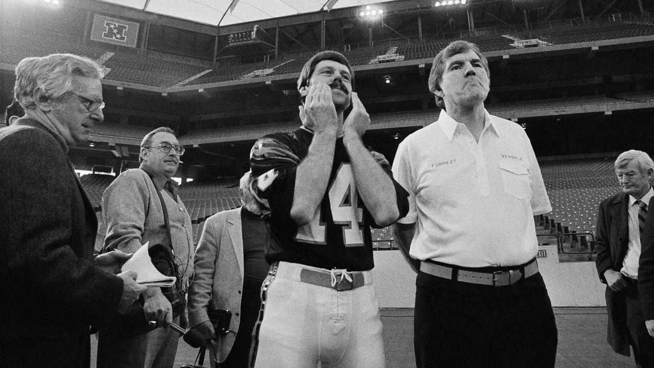 Cincinnati Bengals quarterback Ken Anderson (14) smiles as he congratulates  Cleveland Browns' quarterback Brian Sipe (17)