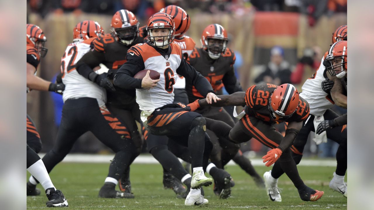 A Cincinnati Bengals helmet sits on the sidelines during an NFL football  game against the Cleveland Browns, Tuesday, Dec. 13, 2022, in Cincinnati.  (AP Photo/Jeff Dean Stock Photo - Alamy