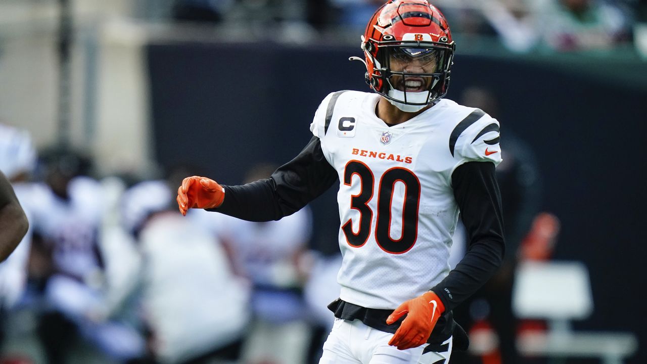 East Rutherford, New Jersey, USA. 3rd Nov, 2021. Cincinnati Bengals safety  Vonn Bell (24) during a NFL football game against the New York Jets at  MetLife Stadium in East Rutherford, New Jersey.