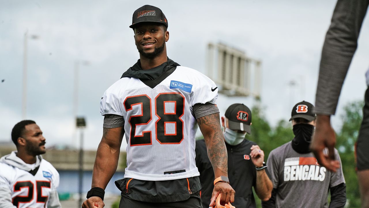 Bengals: Joe Burrow wears Brandon Allen's jersey to press conference