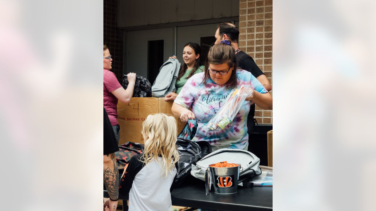 Bengals' Sam Hubbard distributing backpacks to students