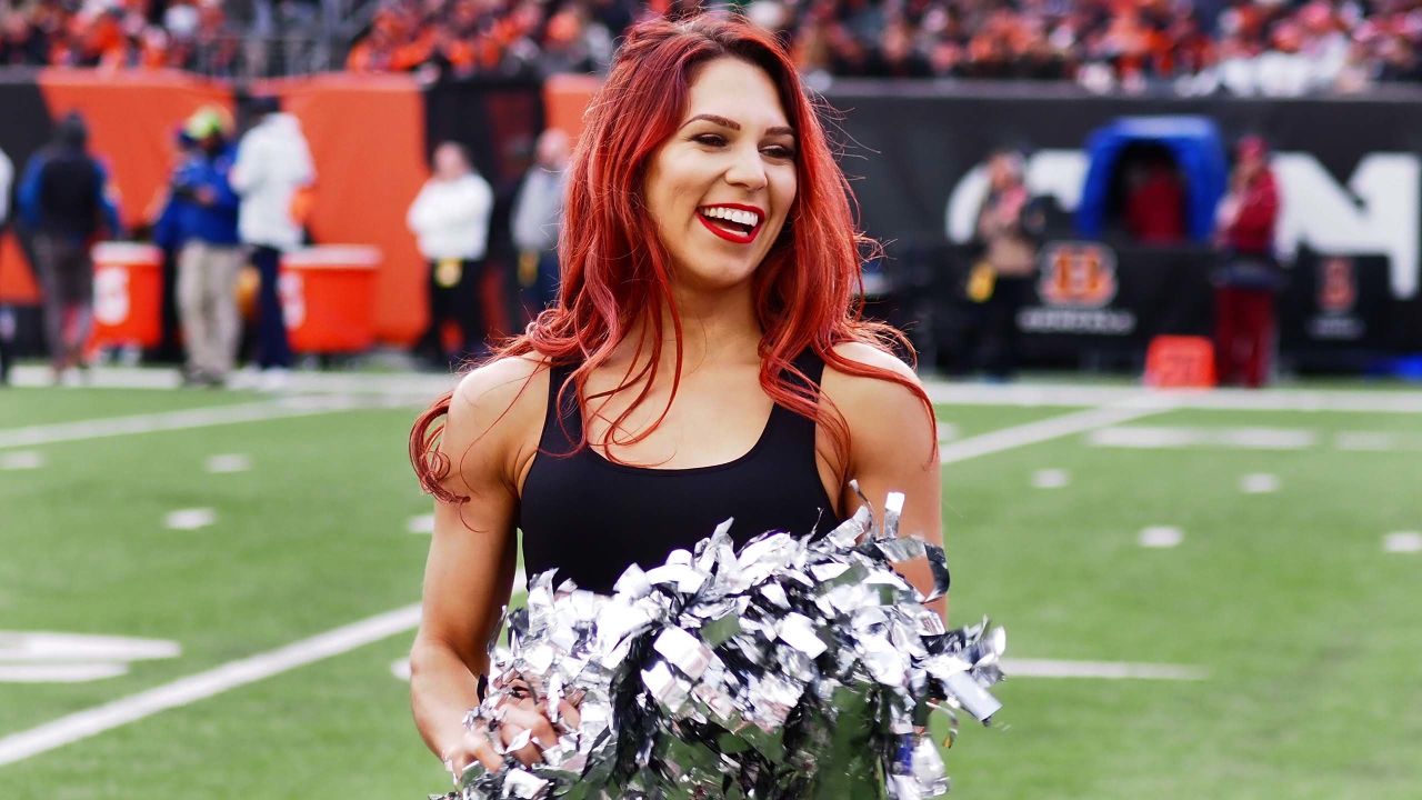 A Cincinnati Bengals cheerleader performs before an NFL football game  against the Baltimore Ravens, Sunday, Jan. 3, 2016, in Cincinnati. (AP  Photo/Frank Victores Stock Photo - Alamy