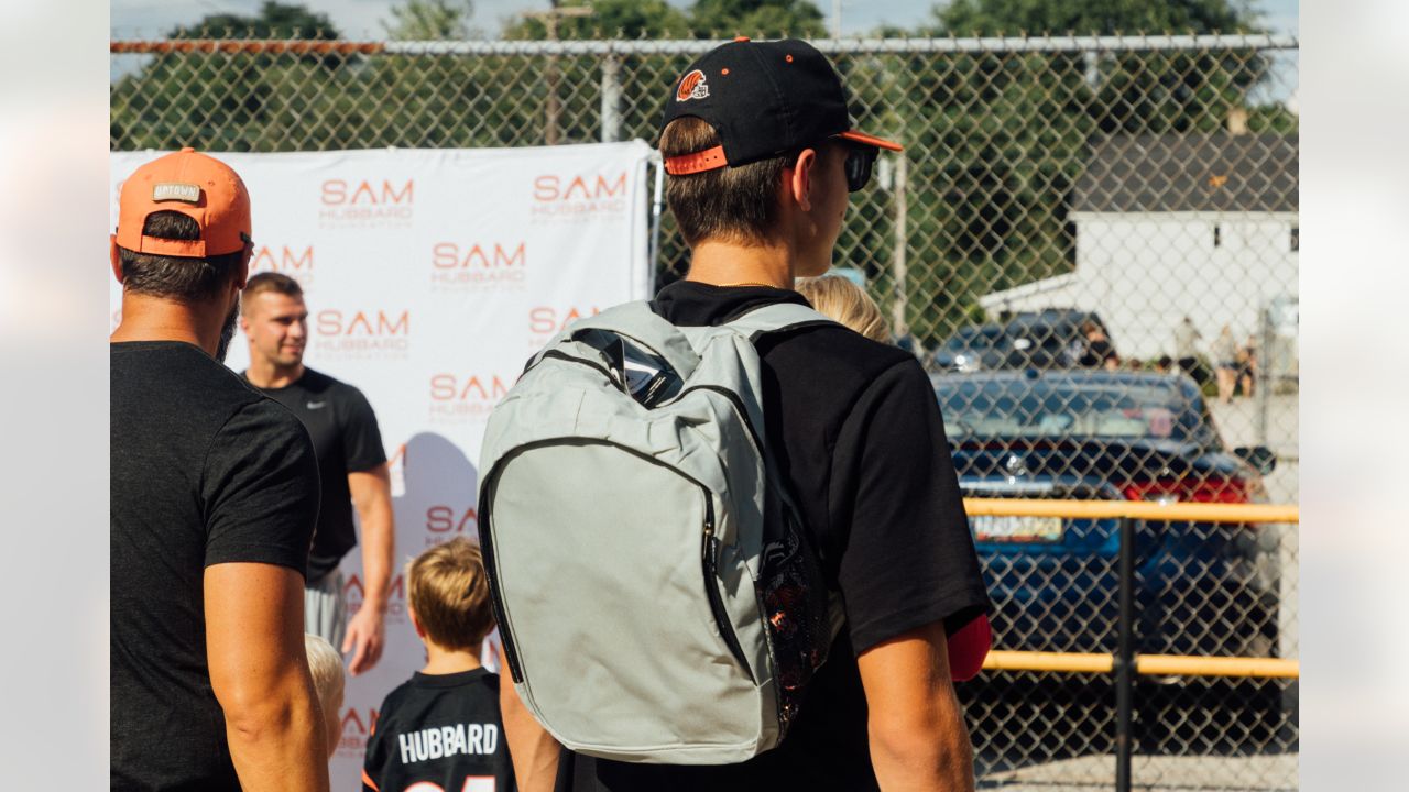 Bengals' Sam Hubbard distributing backpacks to students