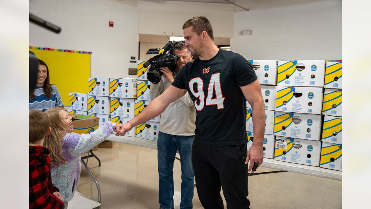 Sam Hubbard Distributes Turkey Dinners