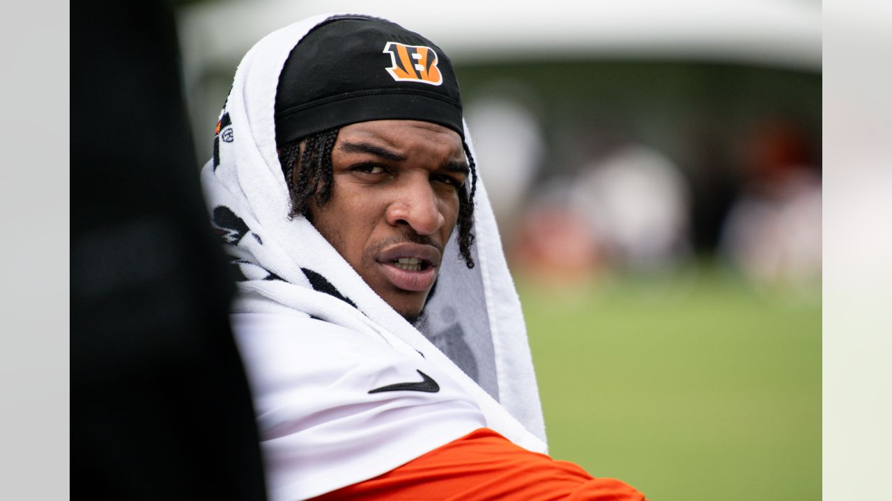 Cincinnati Bengals' Joe Burrow (9) gestures to Ja'Marr Chase (1) during the  NFL football team's training camp, Thursday, July 27, 2023, in Cincinnati.  (AP Photo/Jeff Dean Stock Photo - Alamy