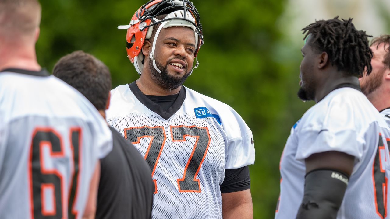 Cincinnati Bengals' Jonah Williams, left, participates in a drill against D'Ante  Smith, right, during NFL football practice in Cincinnati, Tuesday, Aug. 10,  2021. (AP Photo/Aaron Doster Stock Photo - Alamy