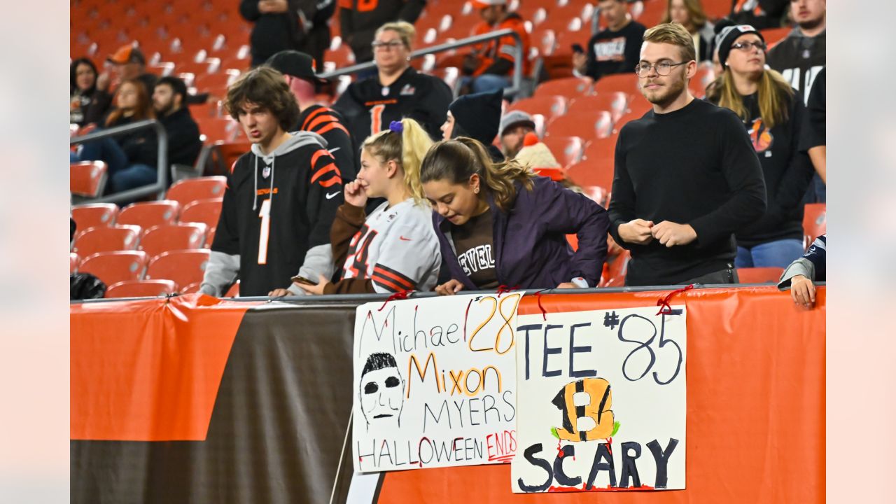 Cincinnati Bengals vs. Cleveland Browns. Fans support on NFL Game.  Silhouette of supporters, big screen with two rivals in background Stock  Photo - Alamy