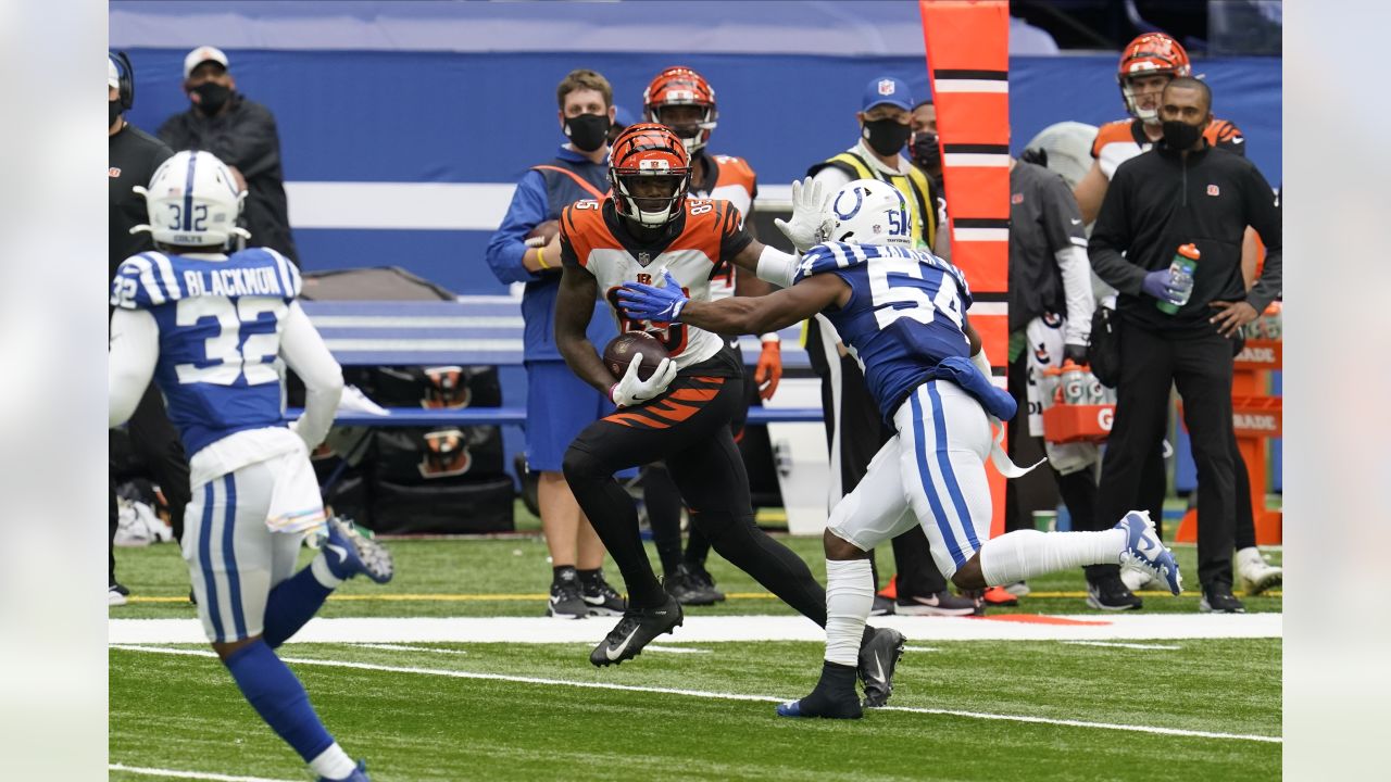 Cincinnati Bengals' Samaje Perine (34) stretches next to a Crucial Catch  sign before an NFL football game against the Indianapolis Colts, Sunday,  Oct. 18, 2020, in Indianapolis. (AP Photo/Michael Conroy Stock Photo - Alamy