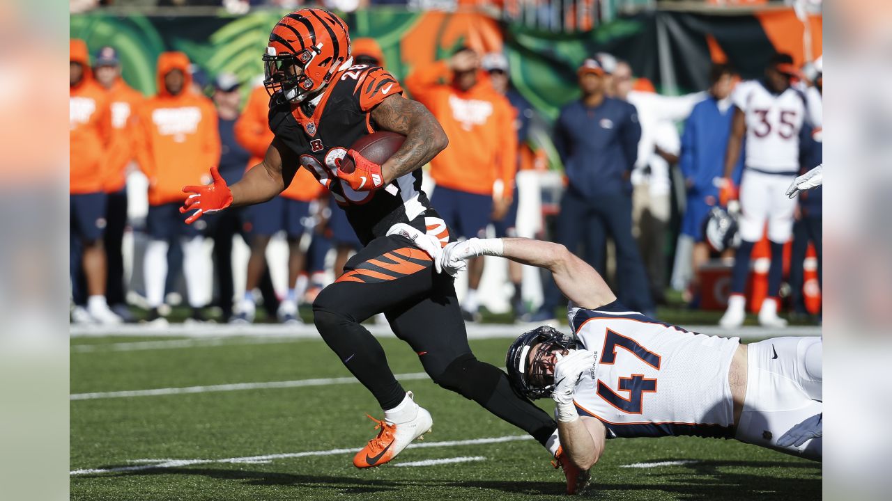 Denver Broncos linebacker Josey Jewell makes a one-arm catch