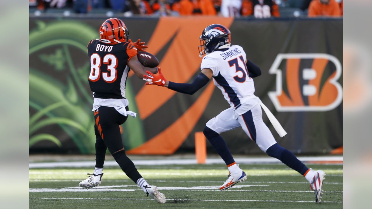 Denver Broncos quarterback Jeff Driskel (9) huddles the offense against the Tampa  Bay Buccaneers during an NFL football game, Sunday, Sept. 27, 2020, in  Denver. (AP Photo/Jack Dempsey Stock Photo - Alamy