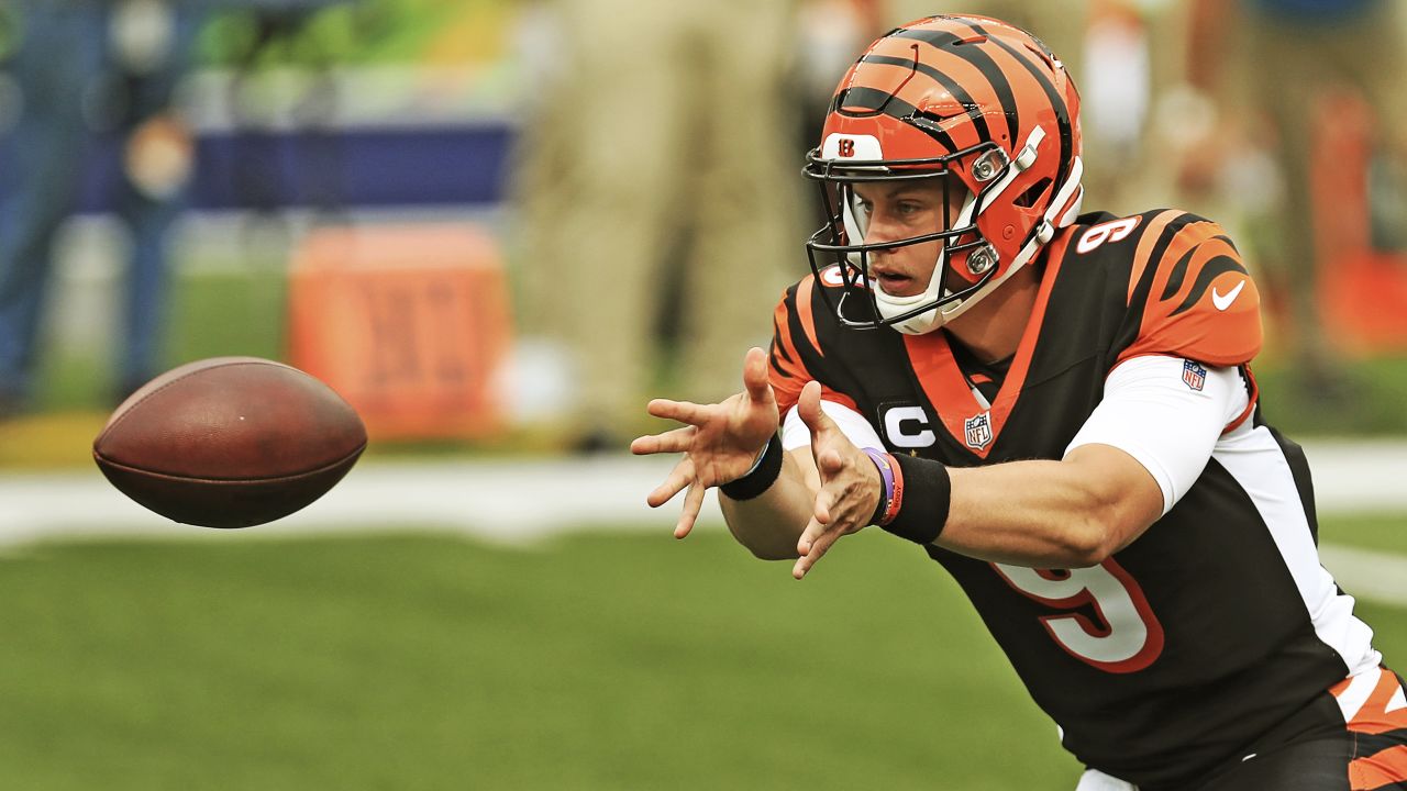 Green Bay Packers quarterback Jordan Love, left, hugs Cincinnati Bengals  quarterback Joe Burrow after a preseason NFL football game Friday, Aug. 11,  2023, in Cincinnati. (AP Photo/Michael Conroy Stock Photo - Alamy