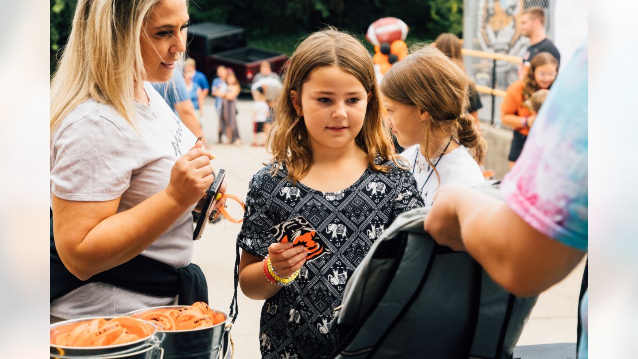 Bengals' Sam Hubbard distributing backpacks to students