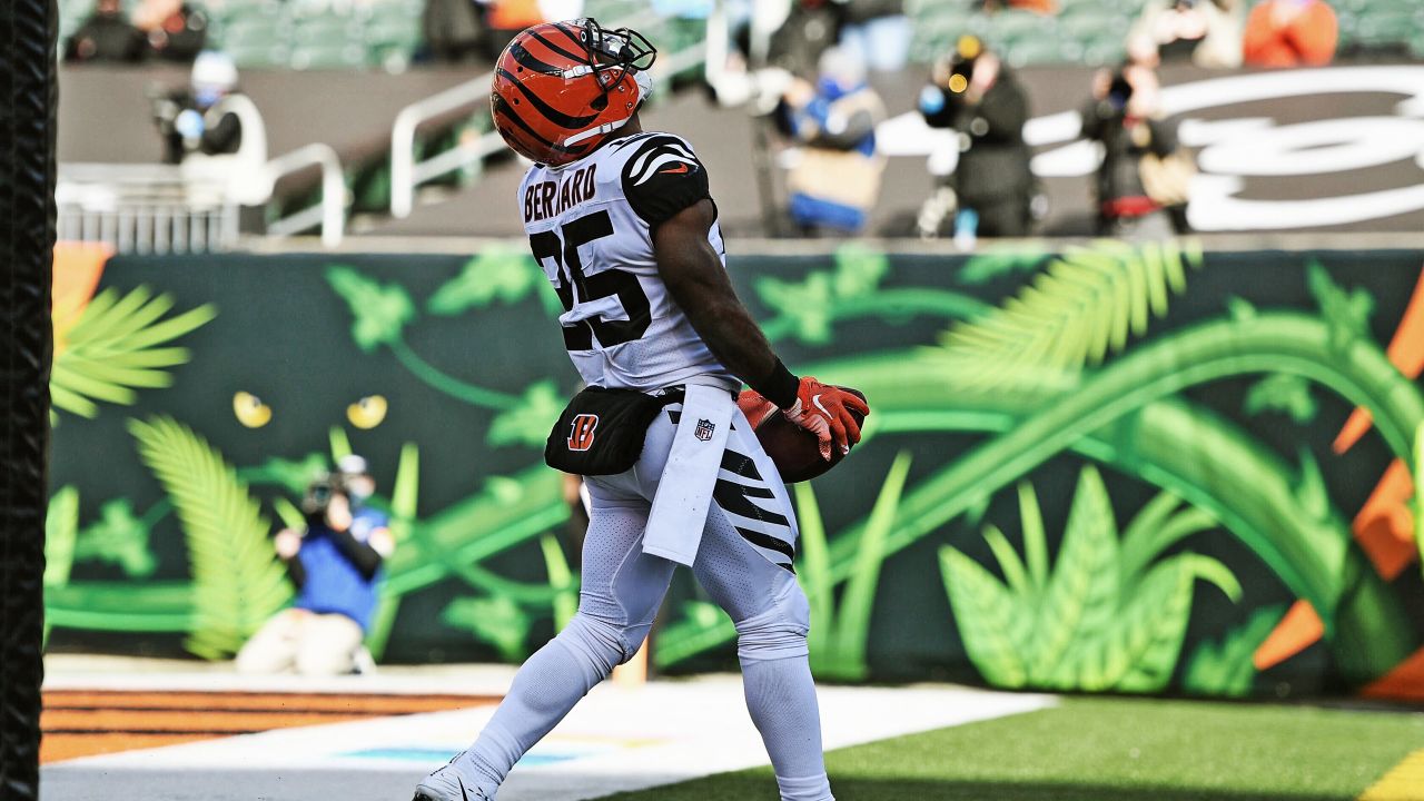 October 25, 2020: Giovani Bernard #25 of the Cincinnati Bengals celebrates  with head coach Zac Taylor of the Cincinnati Bengals after scoring a late  4th quarter touchdown during NFL football game action