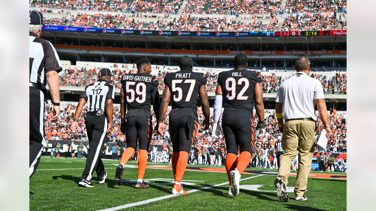 Browns and Bengals stand together for national anthem