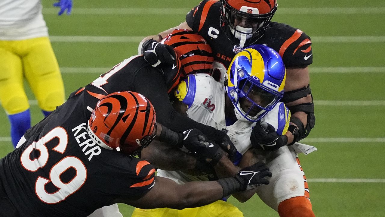 Los Angeles Rams outside linebacker Von Miller (40) sacks Cincinnati  Bengals quarterback Joe Burrow (9) during