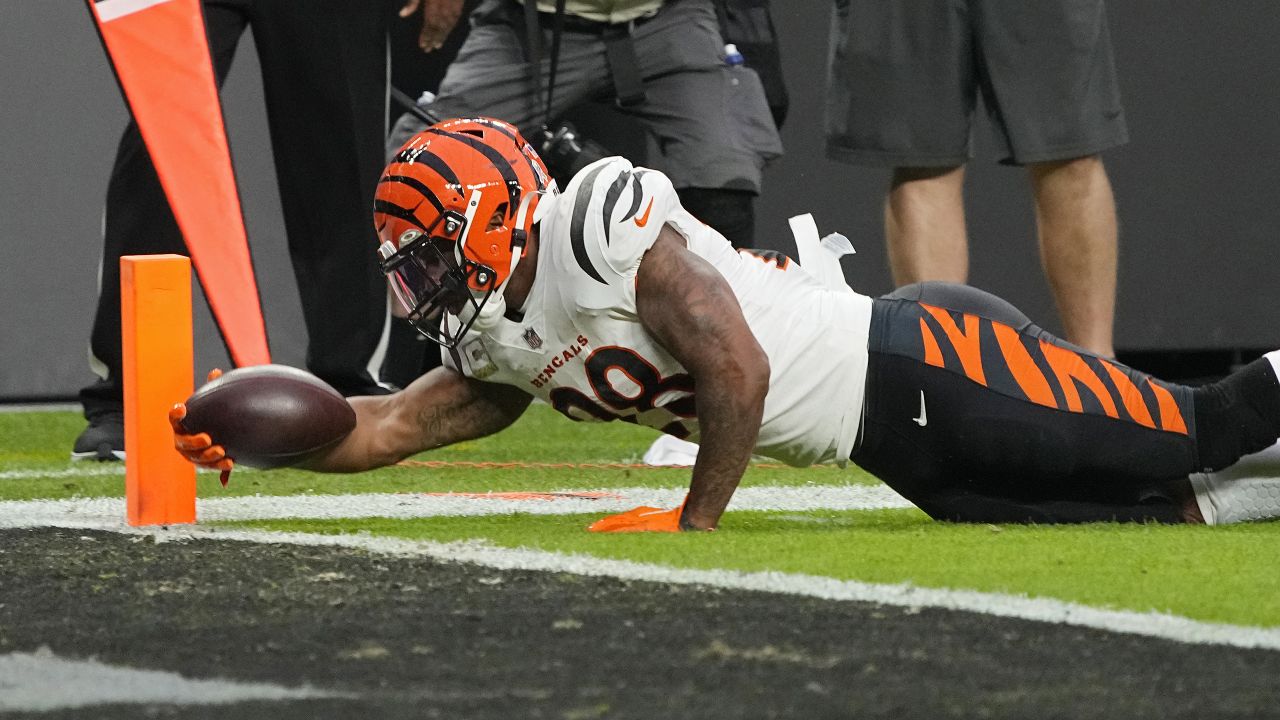 Saturday January 15, 2022: Cincinnati Bengals running back Joe Mixon (28)  warms up before the start of the NFL AFC Wildcard Playoff game between the  Las Vegas Raiders and the Cincinnati Bengals