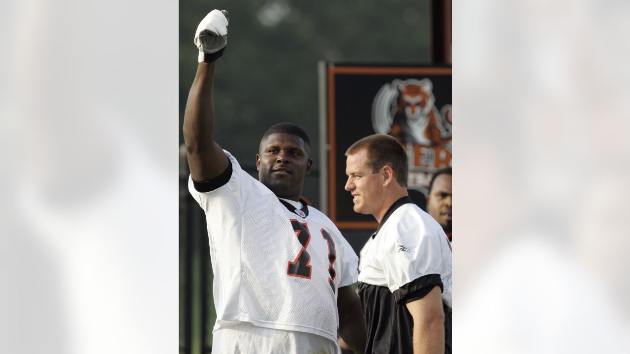 Former Cincinnati Bengals player Willie Anderson takes a selfie with fans  during the Super Bowl LVI Opening Night Fan Rally Monday, Feb. 7, 2022, in  Cincinnati. (AP Photo/Jeff Dean Stock Photo - Alamy