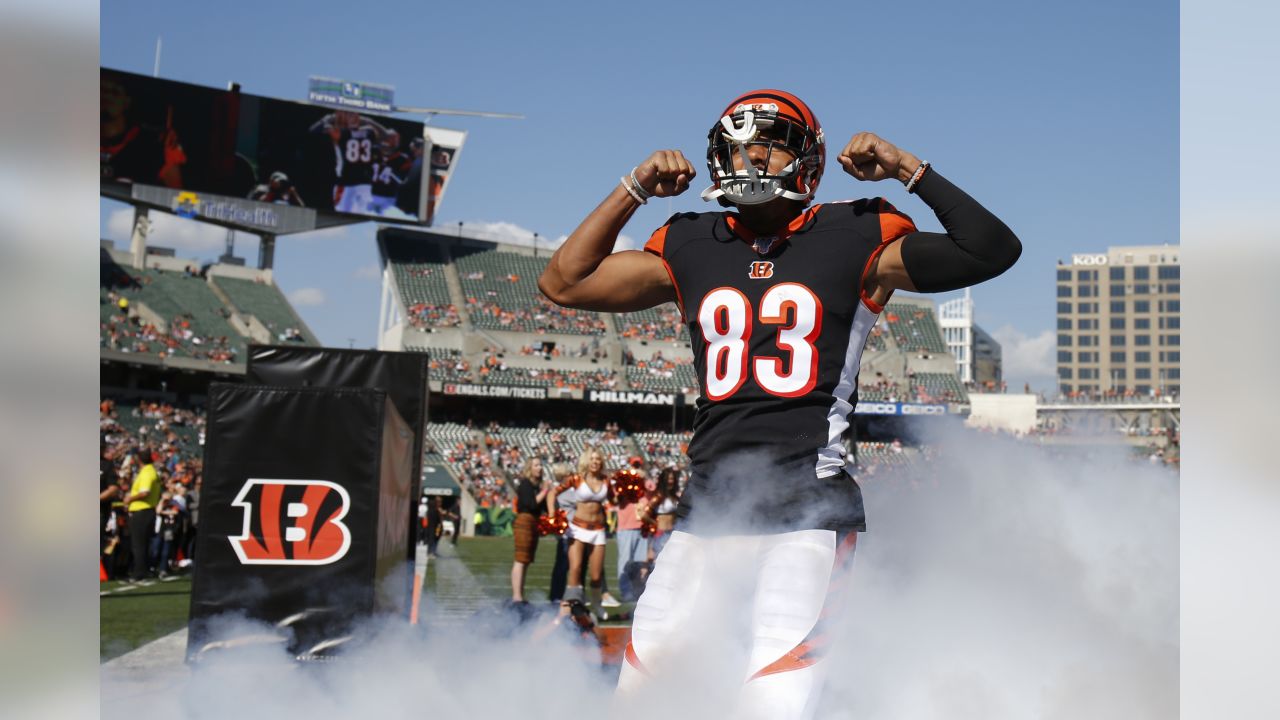 Cincinnati, OH, USA. 4th Oct, 2020. Joe Mixon #28 of the Cincinnati Bengals  waves to the crowd after NFL football game action between the Jacksonville  Jaguars and the Cincinnati Bengals at Paul