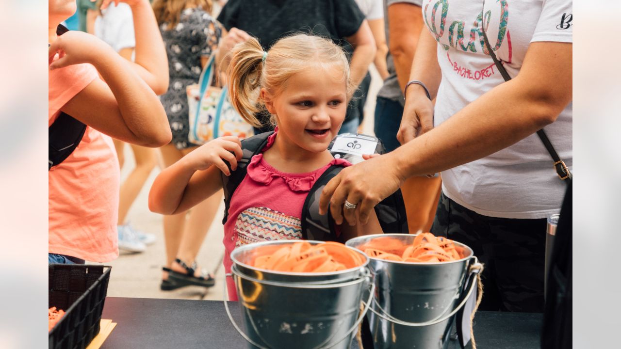 Bengals' Sam Hubbard distributing backpacks to students