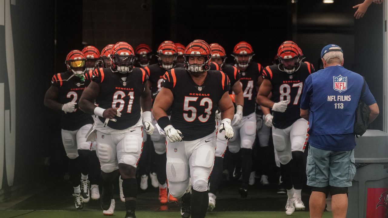 Cincinnati Bengals defensive end Joseph Ossai (58) lines up against the  Tampa Bay Buccaneers in a pre-season NFL football game, Saturday, Aug. 14,  2021 in Tampa, Fla. (AP Photo/Alex Menendez Stock Photo 