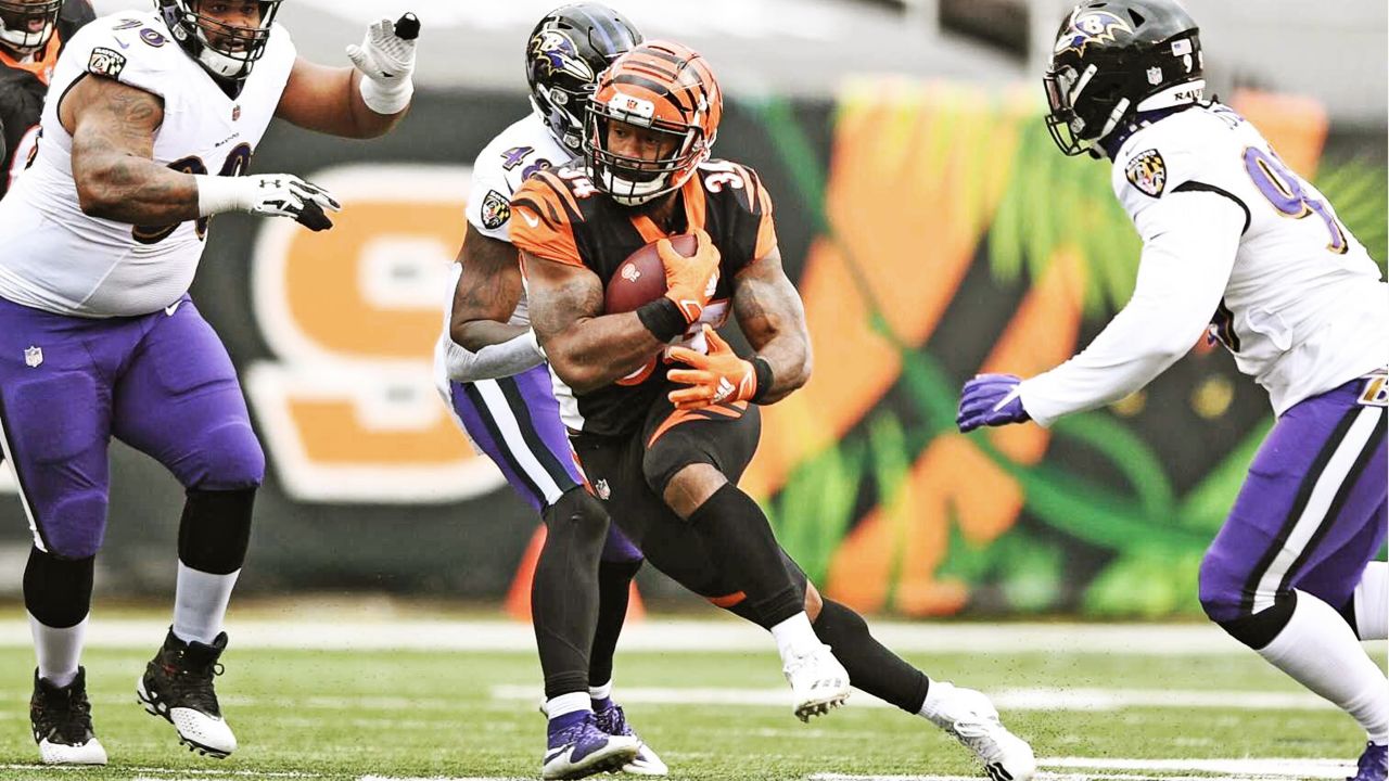 Baltimore Ravens running back J.K. Dobbins (27) takes a handoff from  quarterback Lamar Jackson …