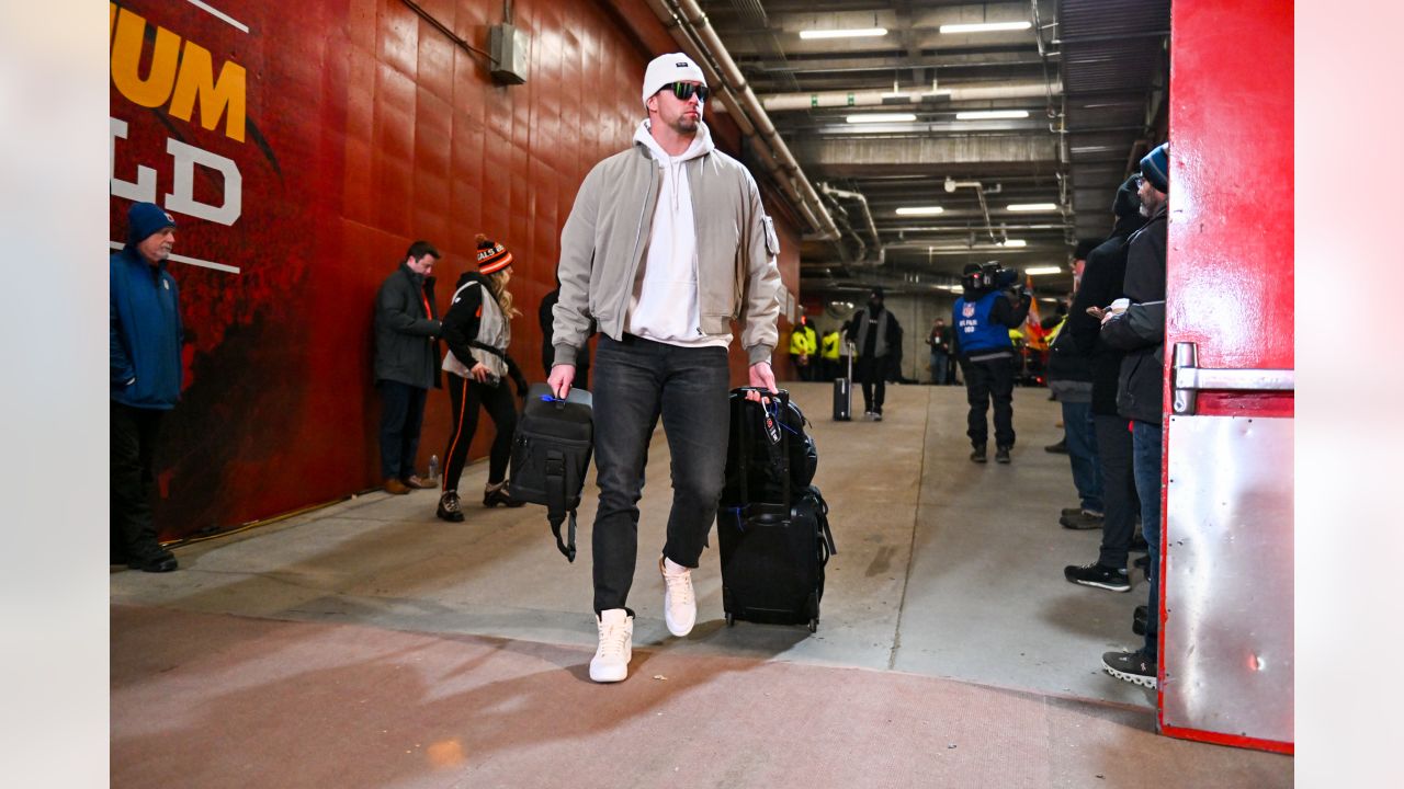 Joe Burrow Arrives in Pink Outfit Ahead of Bengals-Chiefs AFC