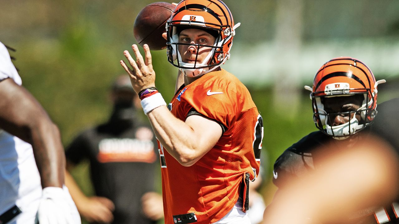 WATCH: Awkward moment as Boomer Esiason hands Joe Burrow a Bengals helmet