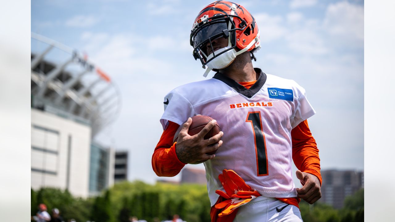 Cincinnati Bengals' Joe Burrow (9) gestures to Ja'Marr Chase (1) during the  NFL football team's training camp, Thursday, July 27, 2023, in Cincinnati.  (AP Photo/Jeff Dean Stock Photo - Alamy