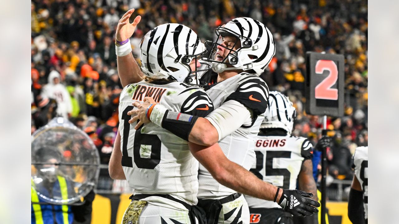 Trent Taylor follows Joe Burrow kneel down with a backflip