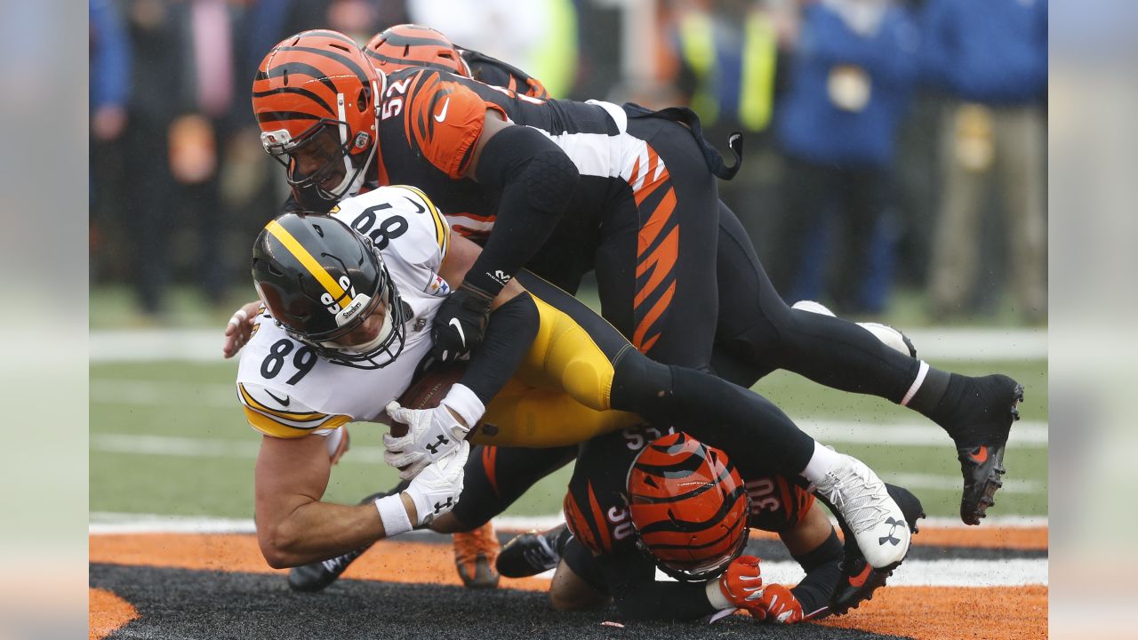 Pittsburgh Steelers tight end Vance McDonald (89) hauls in a pass from  quarterback Ben Roethlisberger for a touchdown during the second half of an  NFL football game against the Carolina Panthers i …