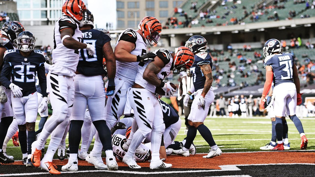 Cincinnati Bengals' Jessie Bates (30) celebrates an interception with LeShaun  Sims (38) during the first half