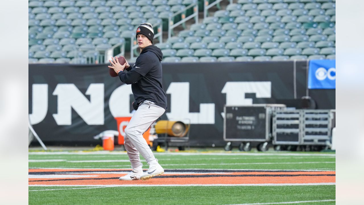 Photos: Warmups & Pregame from Week 18