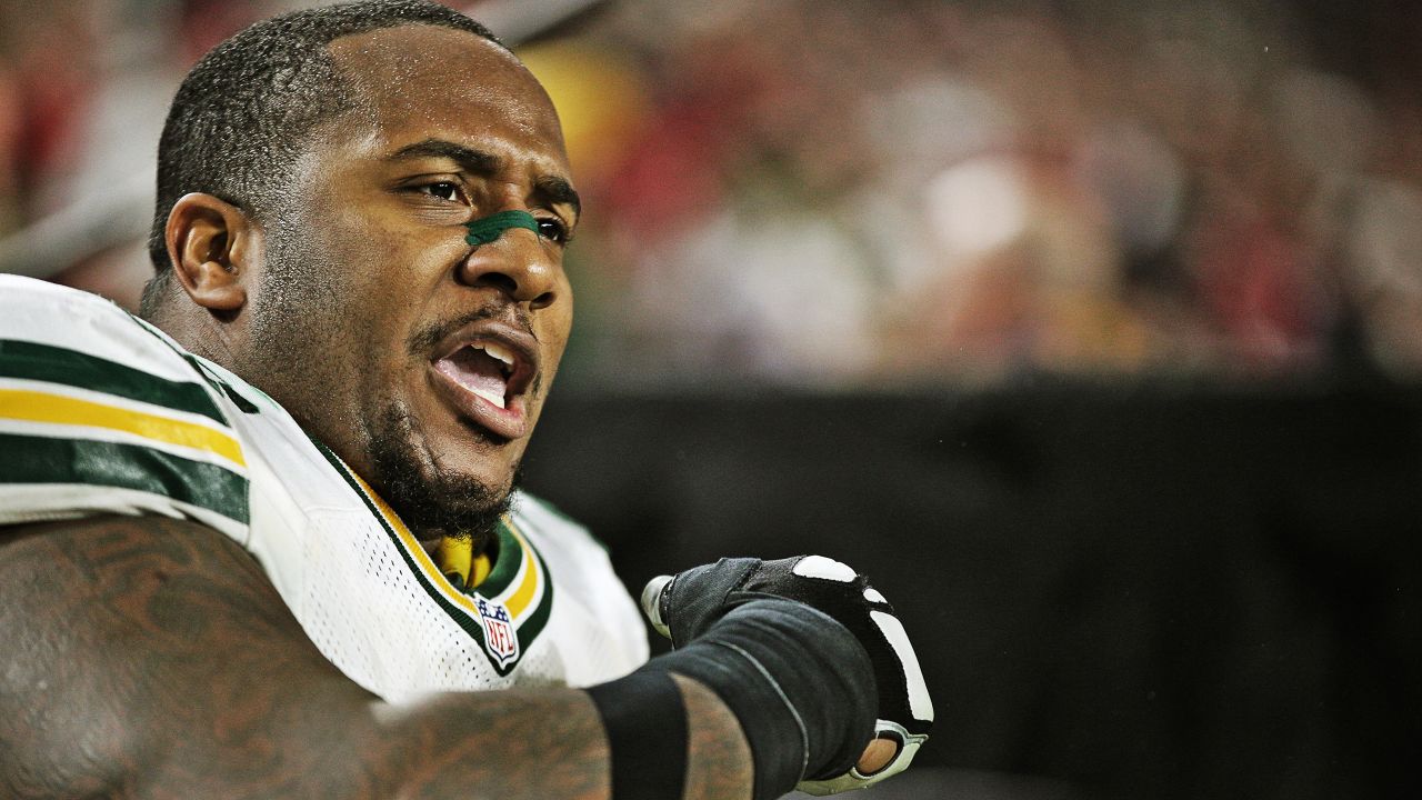 DT Mike Daniels re-signing with Cincinnati Bengals