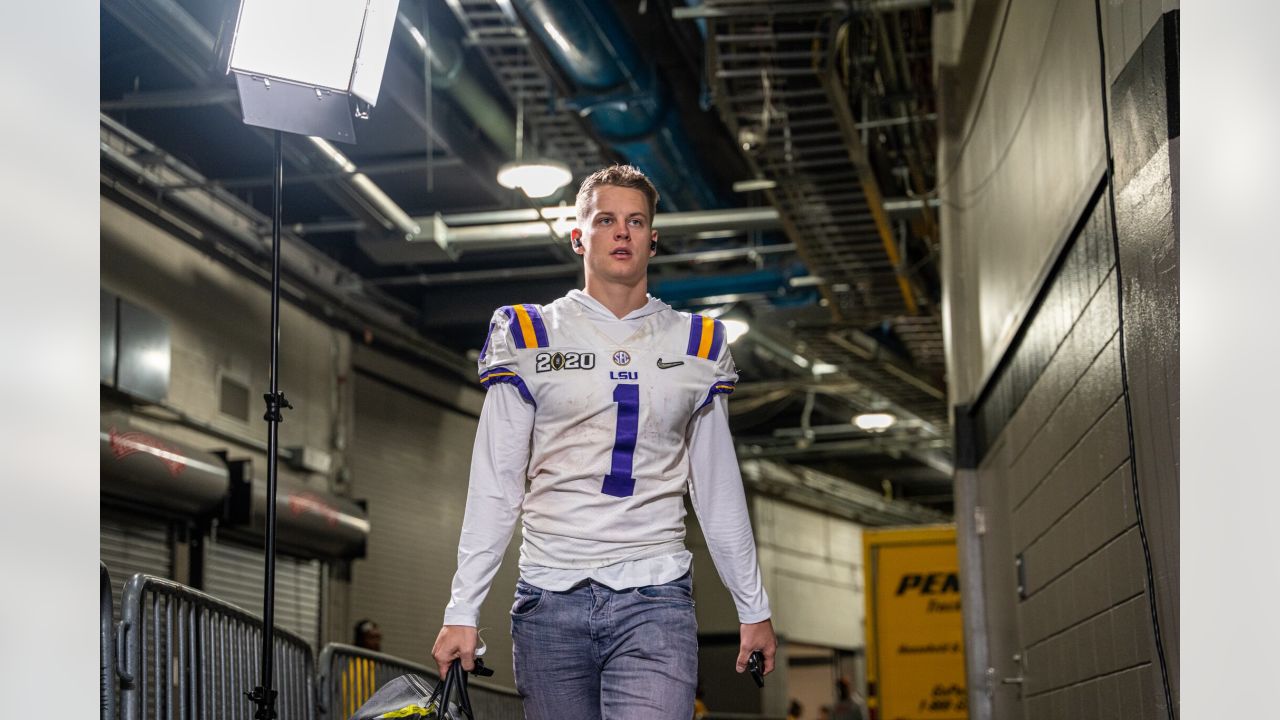 Burrow wears 2020 LSU title jersey in NOLA arrival