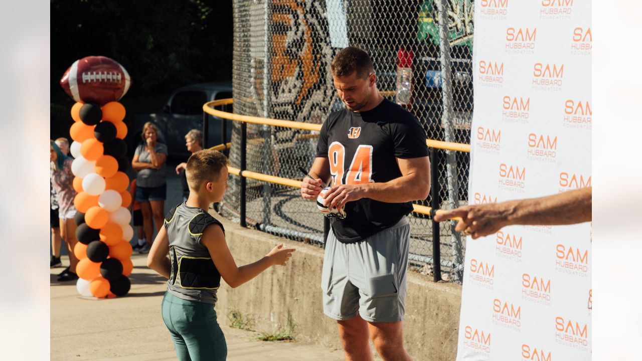 Bengals' Sam Hubbard distributing backpacks to students