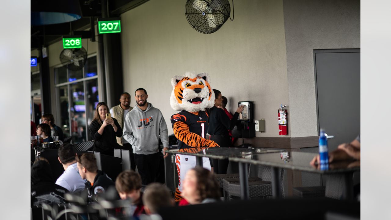 Bengals' Bates treats kids, single moms to unforgettable experience